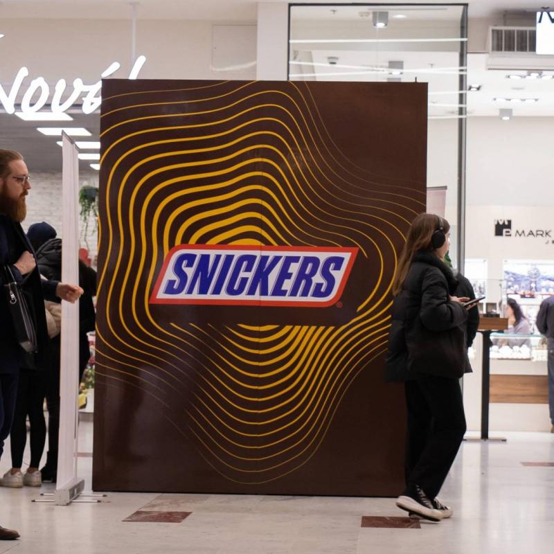 Snickers îi invită pe vizitatorii ParkLake Shopping Center (Str. Liviu Rebreanu 4, București) să își elibereze emoțiile fără teamă în camera specială anti-stres din interiorul centrului comercial.
