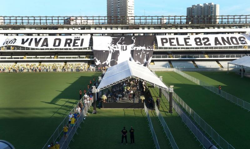 Înmormântarea lui Pele. Fostul mare fotbalist brazilian, condus pe ultimul drum în Santos | GALERIE FOTO - Imaginea 1