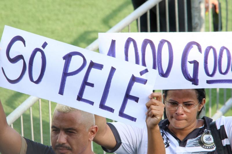 Înmormântarea lui Pele. Fostul mare fotbalist brazilian, condus pe ultimul drum în Santos | GALERIE FOTO - Imaginea 4