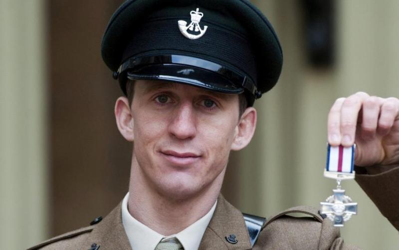 Un soldat britanic a inventat o poveste despre curajul său pe front pentru a fi decorat. A vândut apoi medalia primită de la Prinţul Charles pentru o sumă exorbitantă