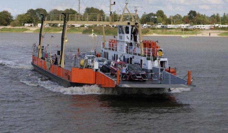 Incident pe feribotul Galați-Tulcea: un bărbat a murit după ce a sărit peste bord