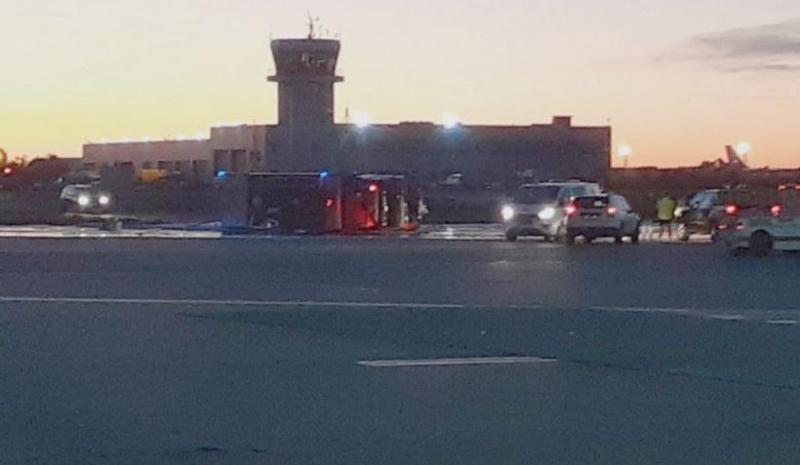 O mașină de pompieri s-a răsturnat pe platforma aeroportului Henri Coandă