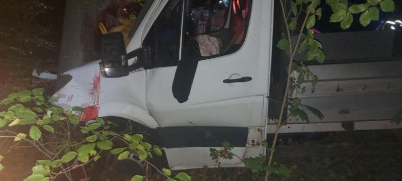 Un tânăr de 28 de ani a murit după ce mașina în care se afla a intrat într-un copac
