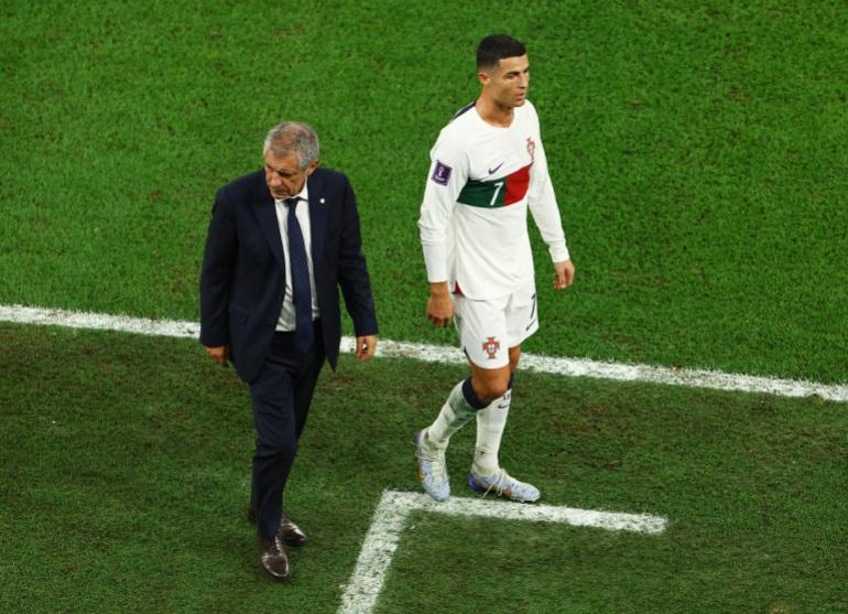 Antrenorul principal al Portugaliei, Fernando Santos, cu Ronaldo, după ce a fost înlocuit în timpul meciului dintre Coreea de Sud și Portugalia de pe stadionul Education City, Al Rayyan, Qatar, pe 2 decembrie 2022 [Molly Darlington/Reuters]