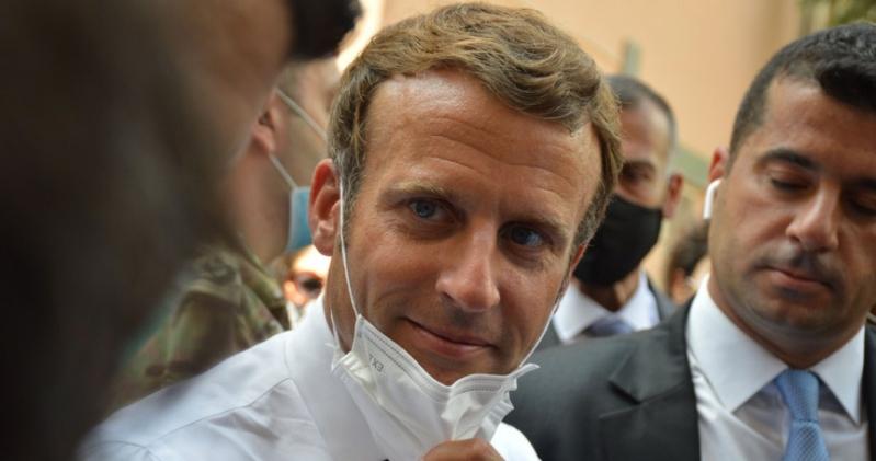 Val de COVID în Franța. Președintele Macron poartă din noua mască
